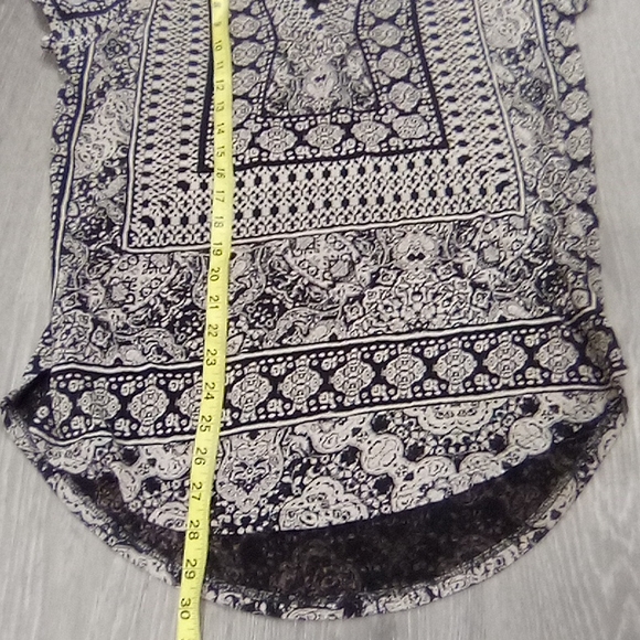 Lucky Brand Short Sleeve Top Split Cure Hem VNeck - Picture 11 of 13